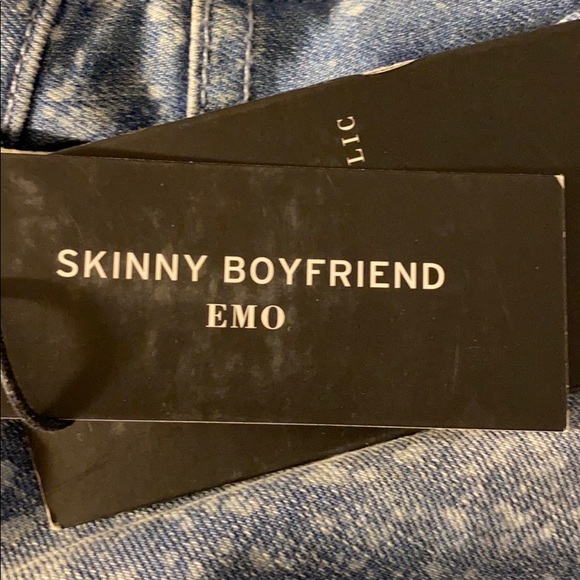 Rock & Republic Fun Boyfriend Jeans - Picture 9 of 12